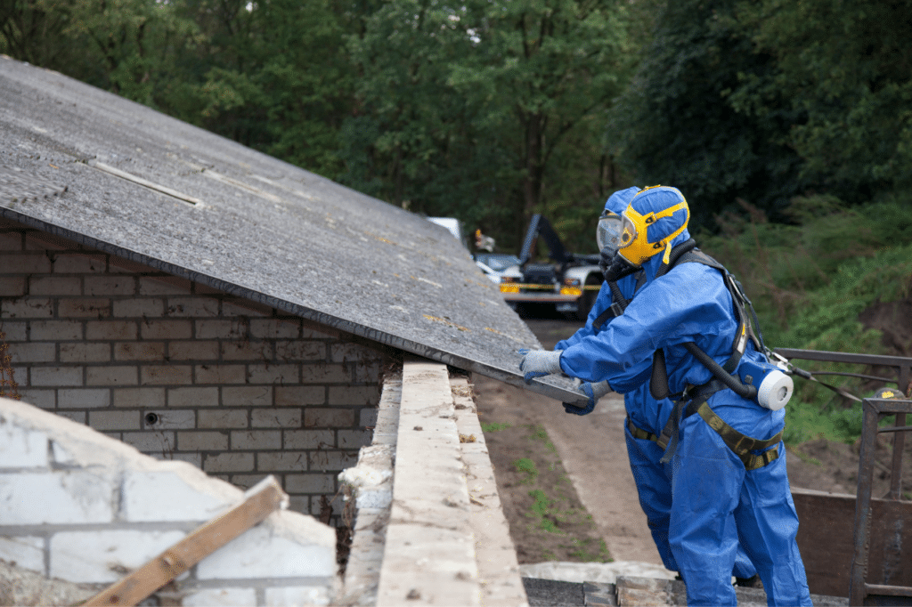 Addetto alla rimozione delle lastre di amianto da un tetto